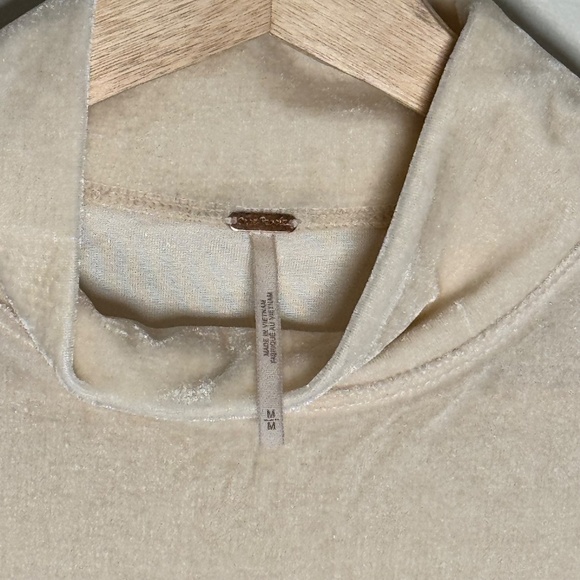 Free People Claudia Velvet Puff Sleeve Blouse in Champagne Toast Sz M - Picture 4 of 11